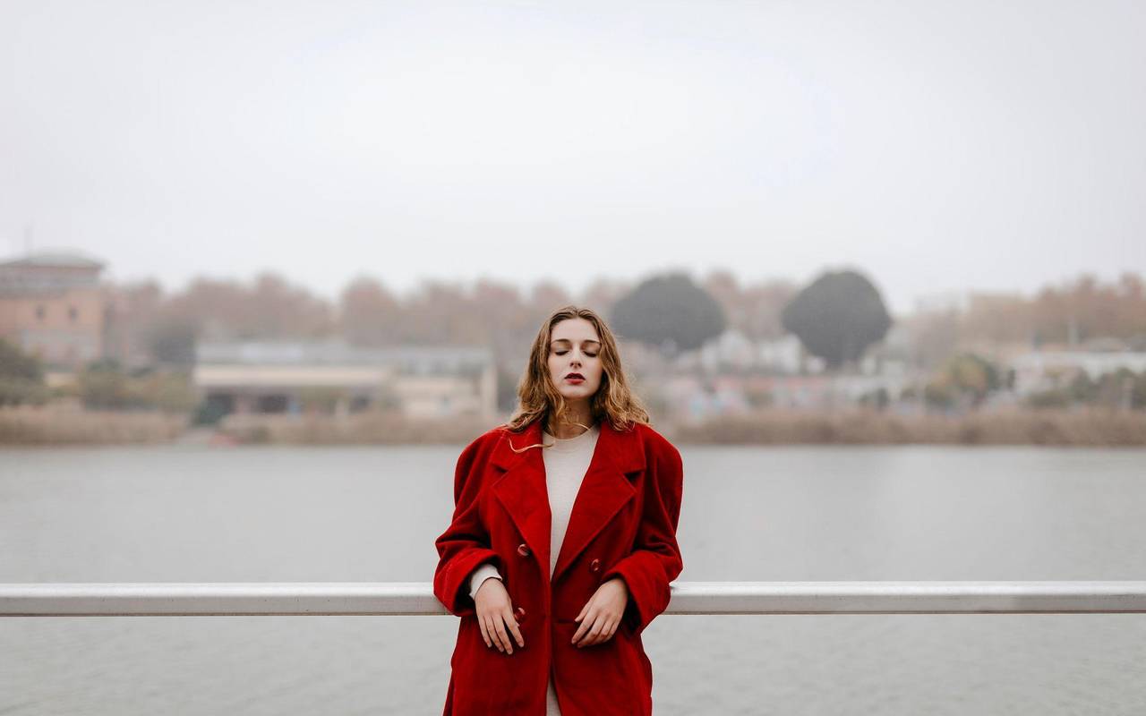 Porträt einer jungen Frau mit rotem Mantel