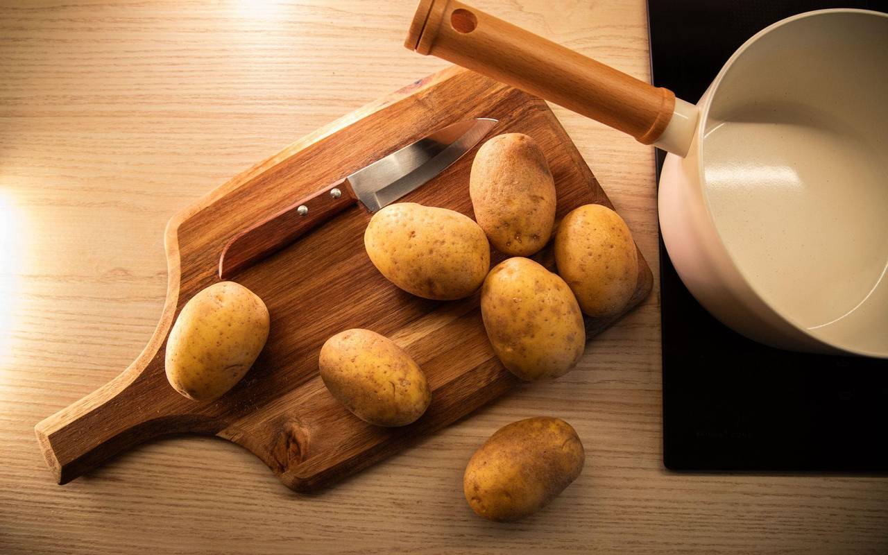 Kartoffeln liegen auf einem Brett