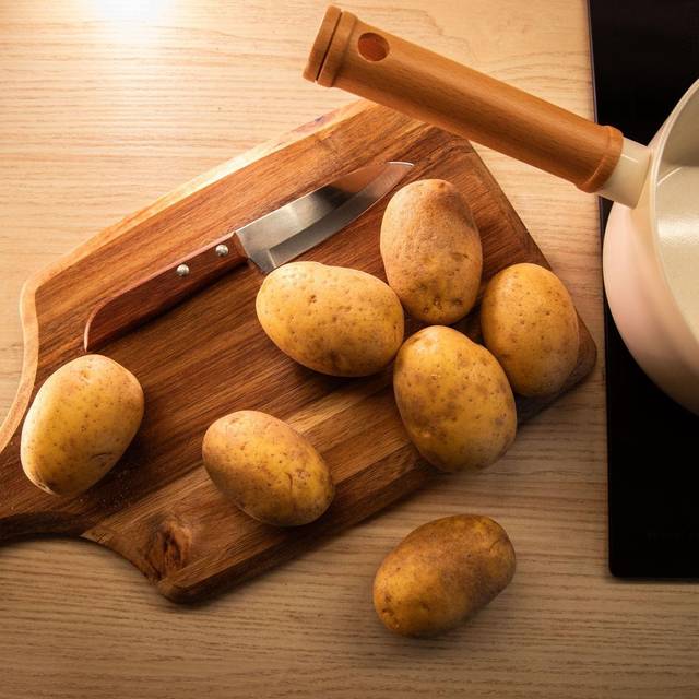Kartoffeln liegen auf einem Brett