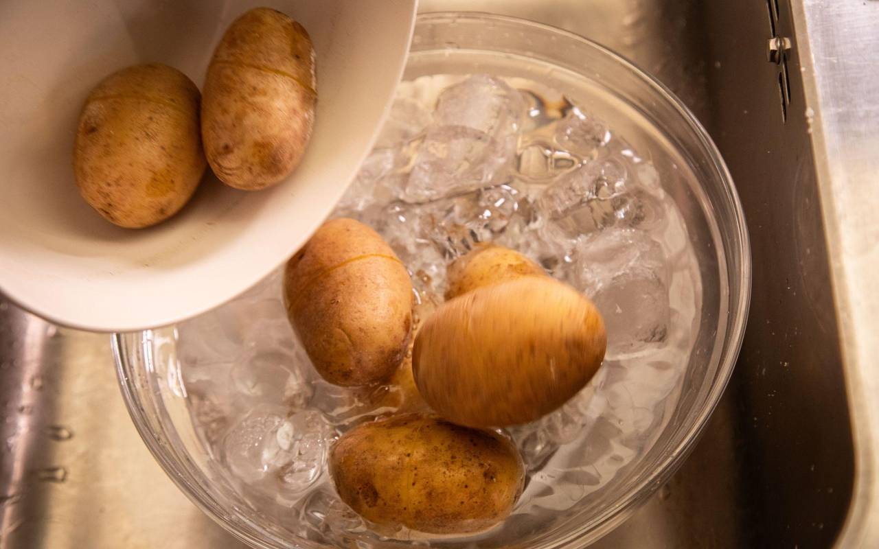 Kartoffeln werden im Eiswasser abgeschreckt