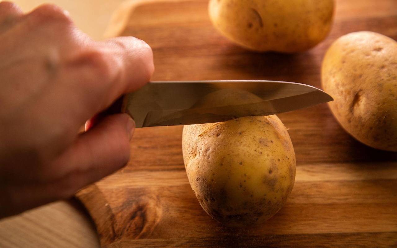 Kartoffeln werden mit einem Messer eingeschnitten