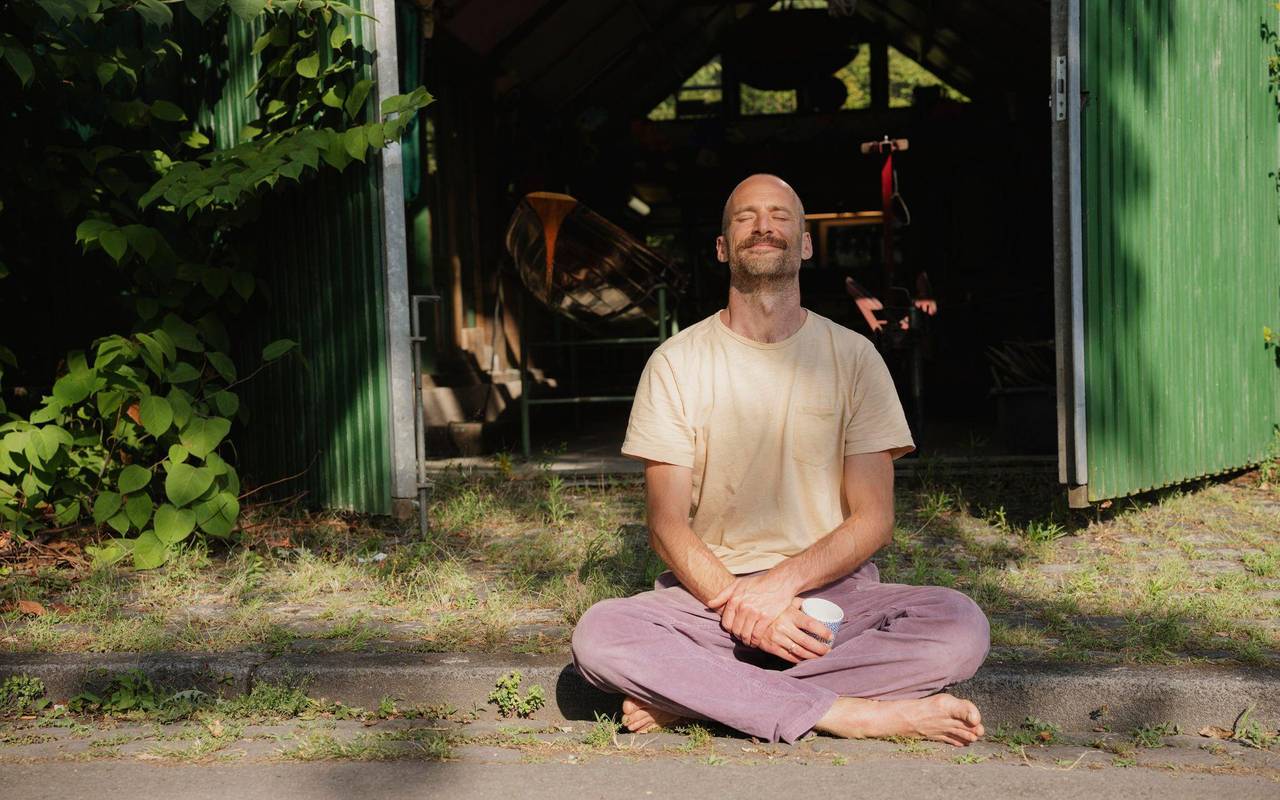 Ein Mann meditiert und genießt die Morgensonne