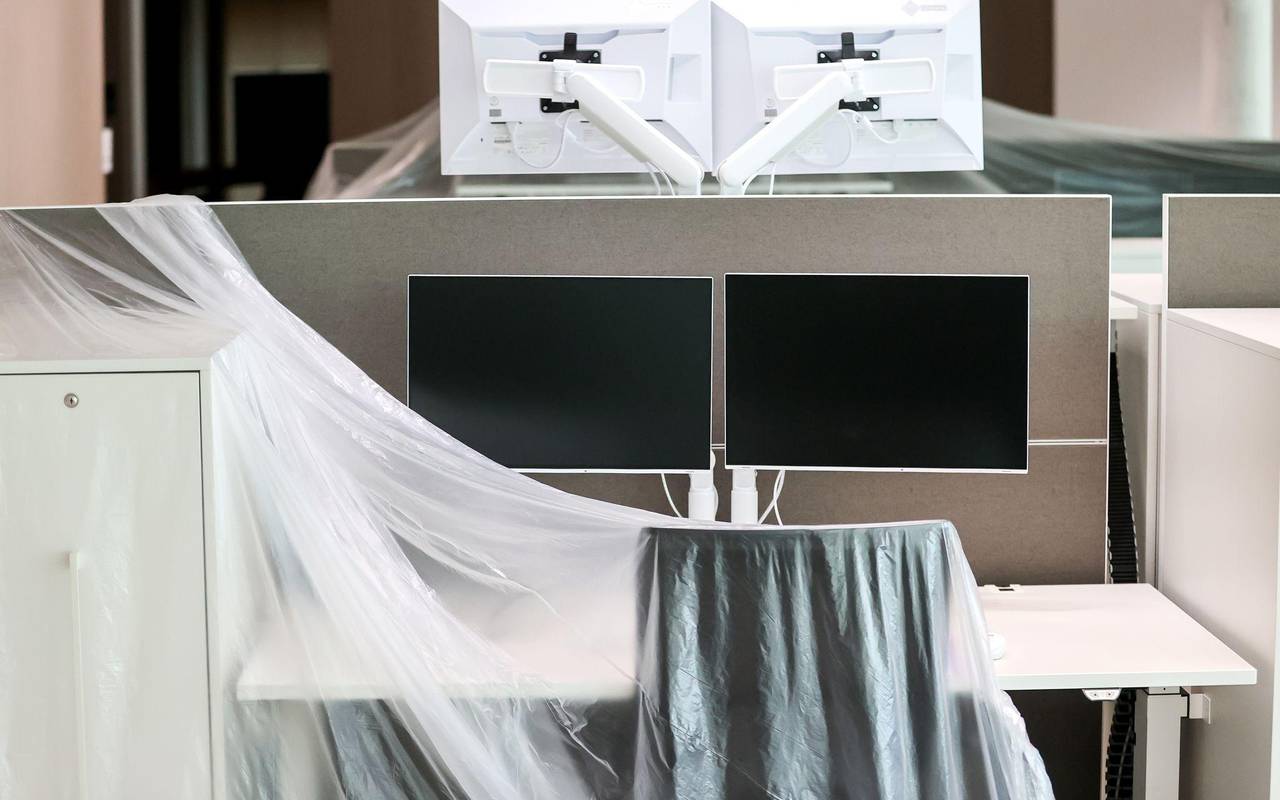 Leere Arbeitsplätze in einem Großraumbüro