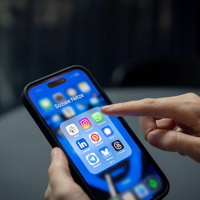 Eine Frau ruft auf einem Smartphone Soziale Medien auf