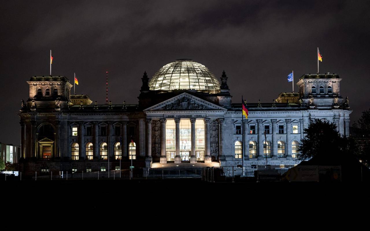 Reichstagsgebäude im Morgengrauen