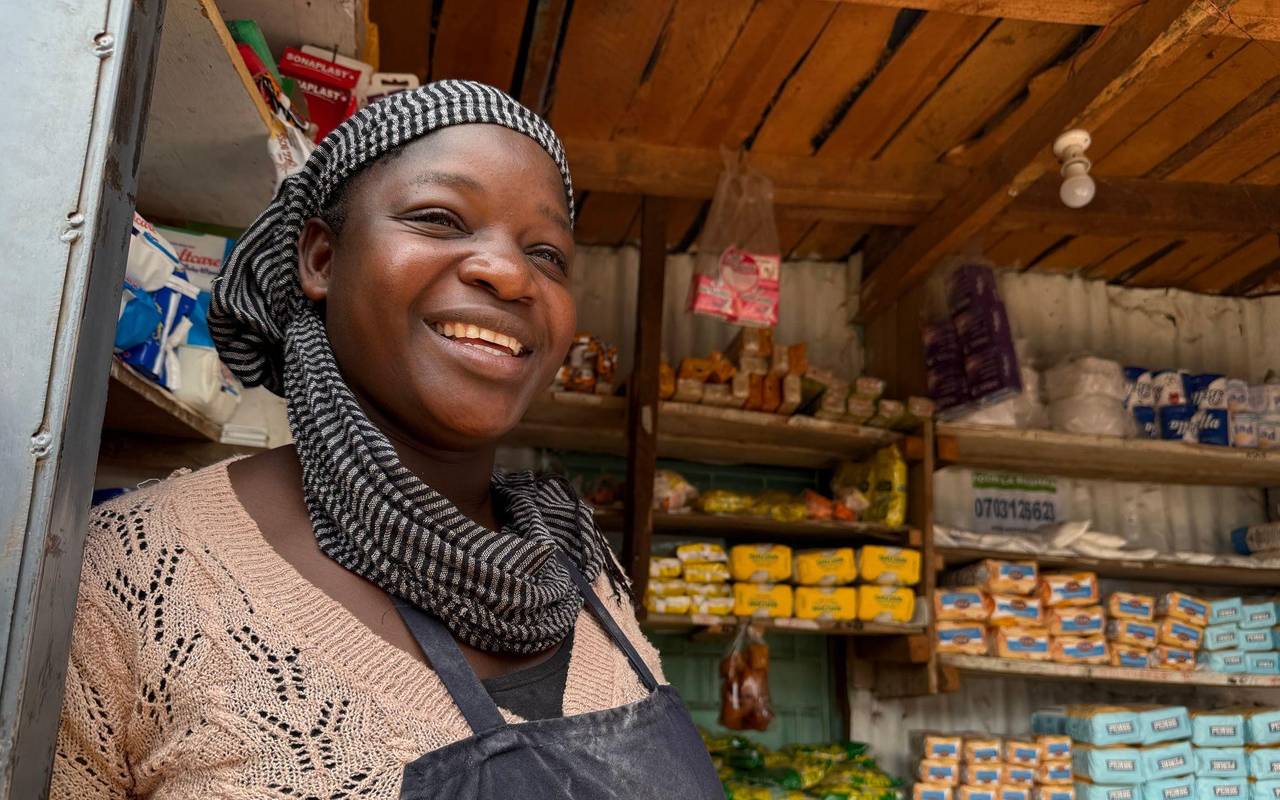 Slum Kibera - Ladeninhaberin Mary Abongo