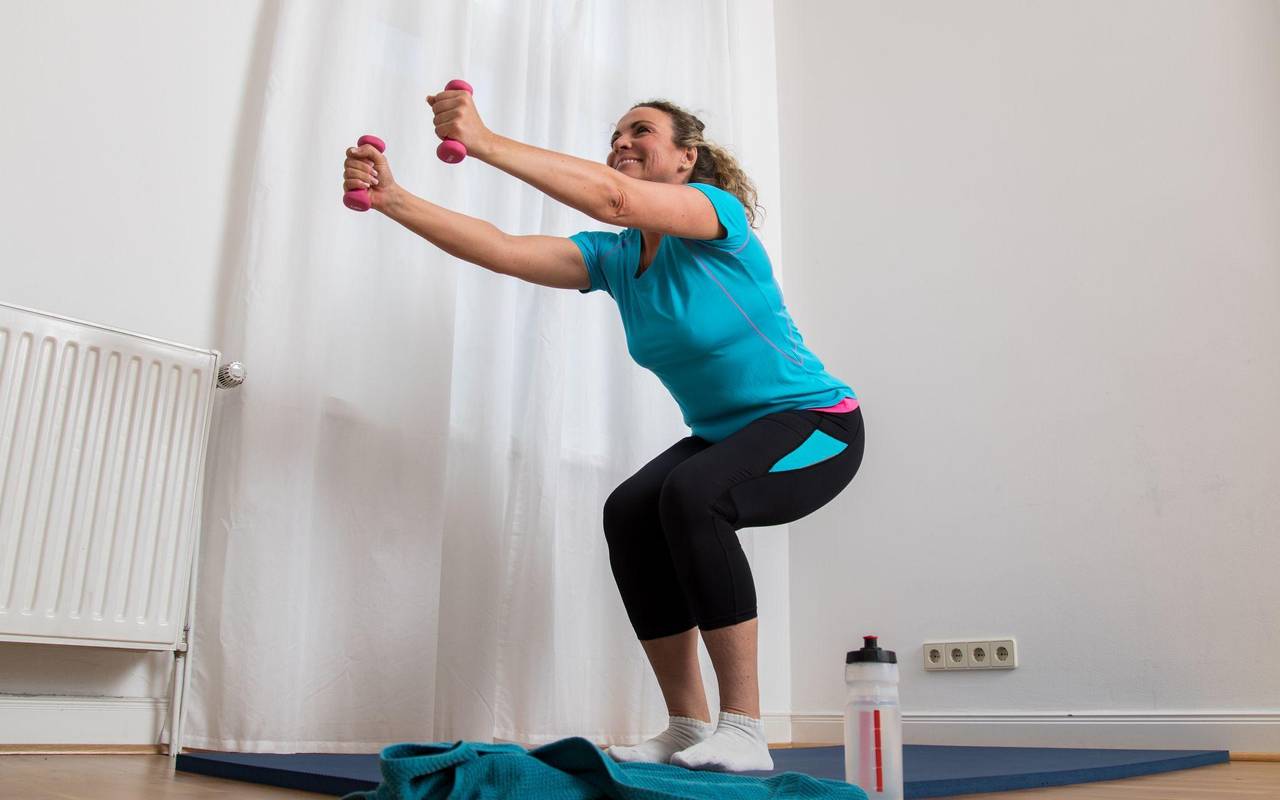 Eine Frau macht zuhause Sportübungen