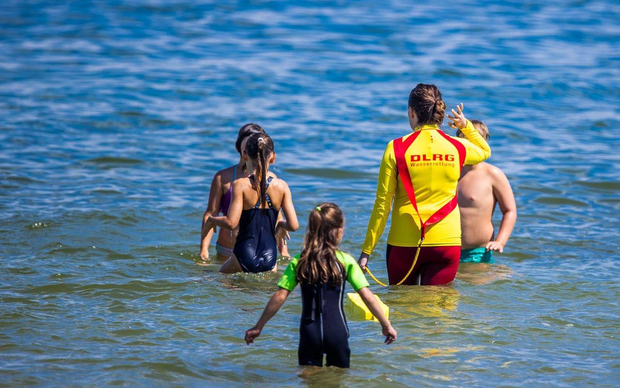 Rettungsschwimmer der DLRG an der Ostseeküste