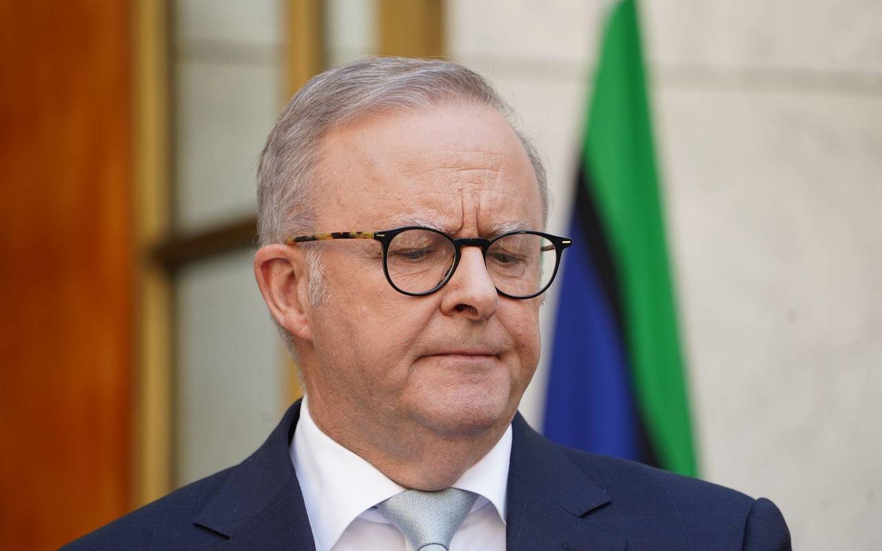 Premierminister Albanese hält Pressekonferenz