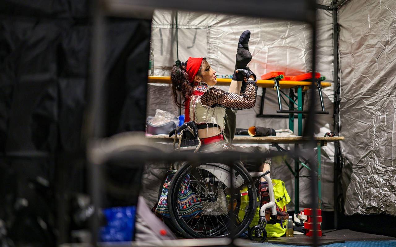 Querschnittsgelähmte Akrobatin Pan