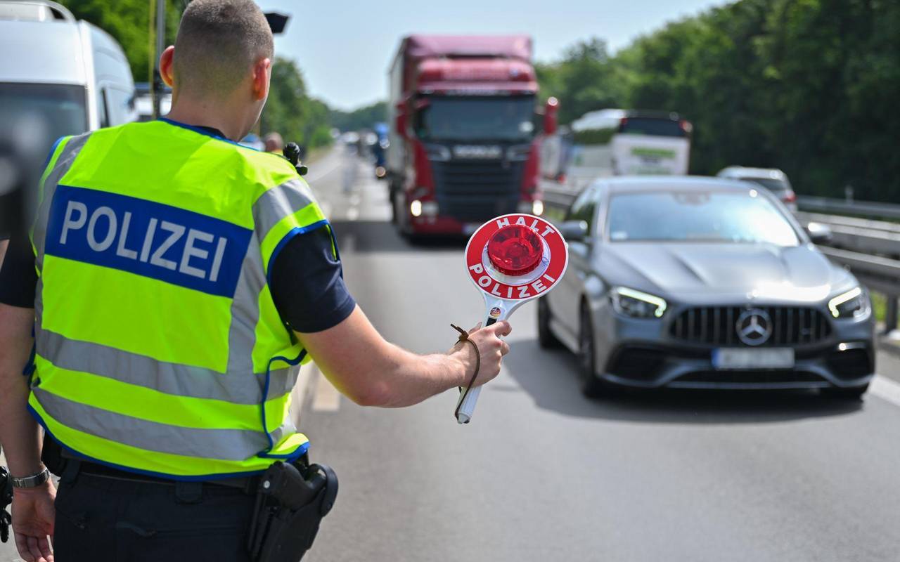 Symbolbild - Grenzkontrolle auf der A12