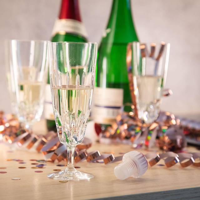 Sektgläser stehen auf einem Tisch