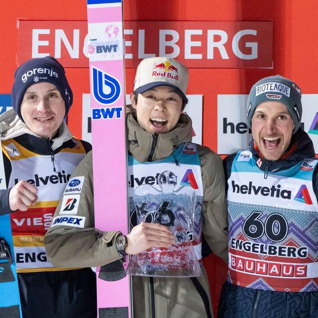 Domen Prevc, Ryoyu Kobayashi und Felix Hoffmann (l-r).