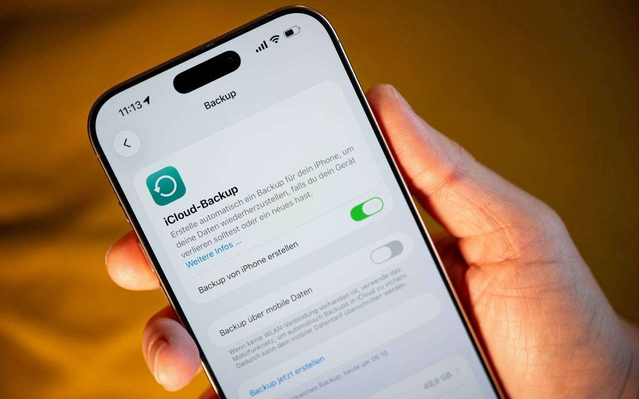 Ein Mann überprüft das iCloud-Backup auf einem iPhone