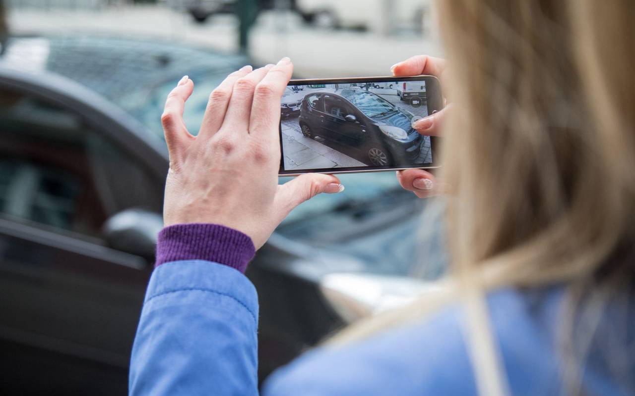 Frau fotografiert ein Auto