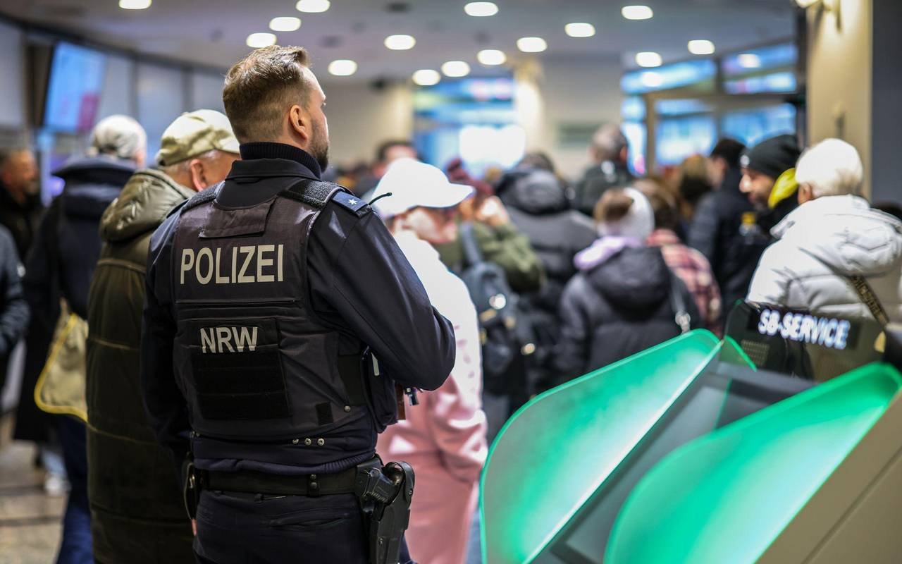 Einbrecher bohren Loch in Tresorraum