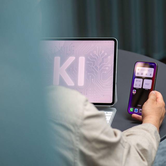 Ein Mann nutzt einen KI-Assistenten auf einem iPad und iPhone