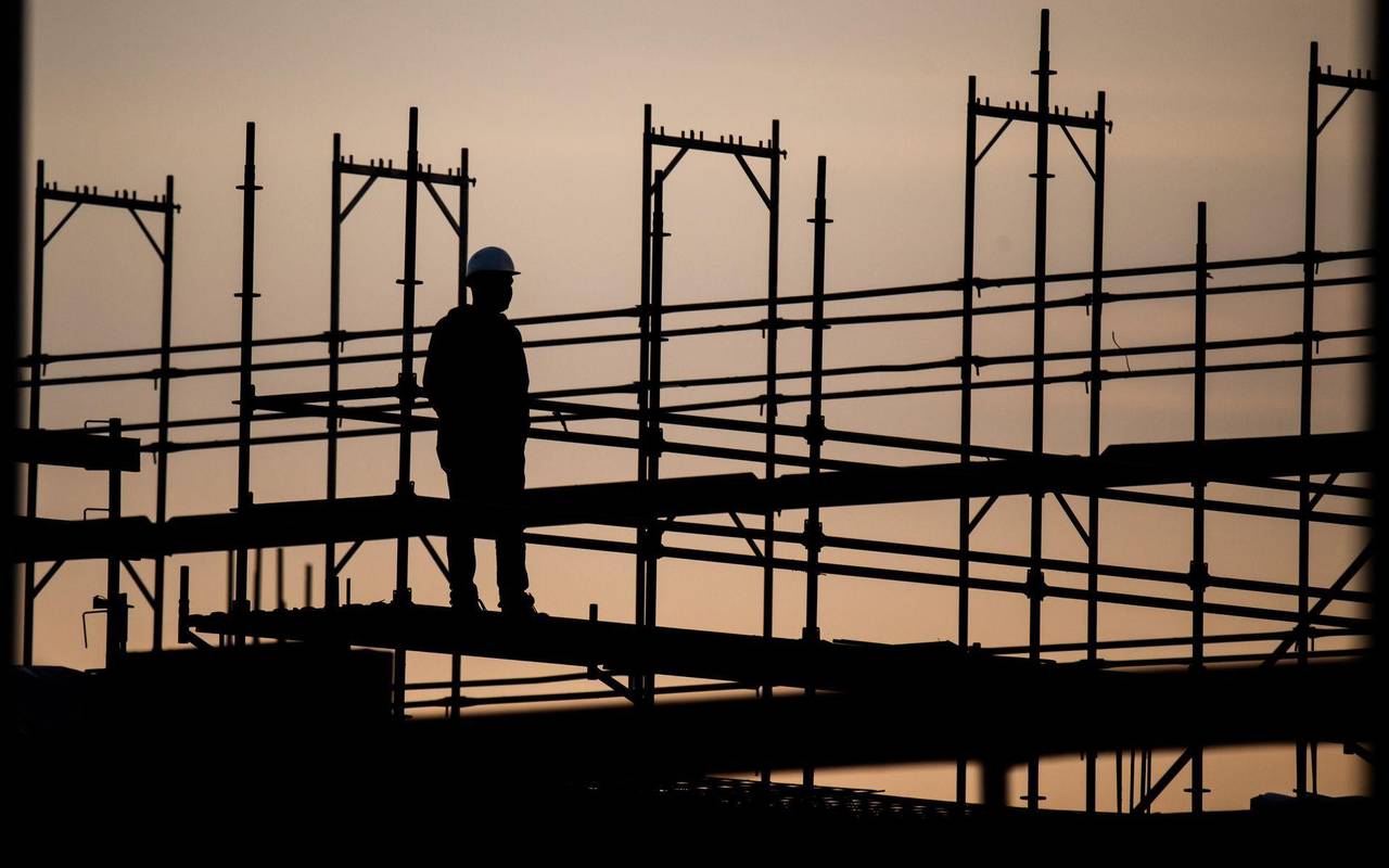 Silhouette eines Bauarbeiters auf einer Baustelle