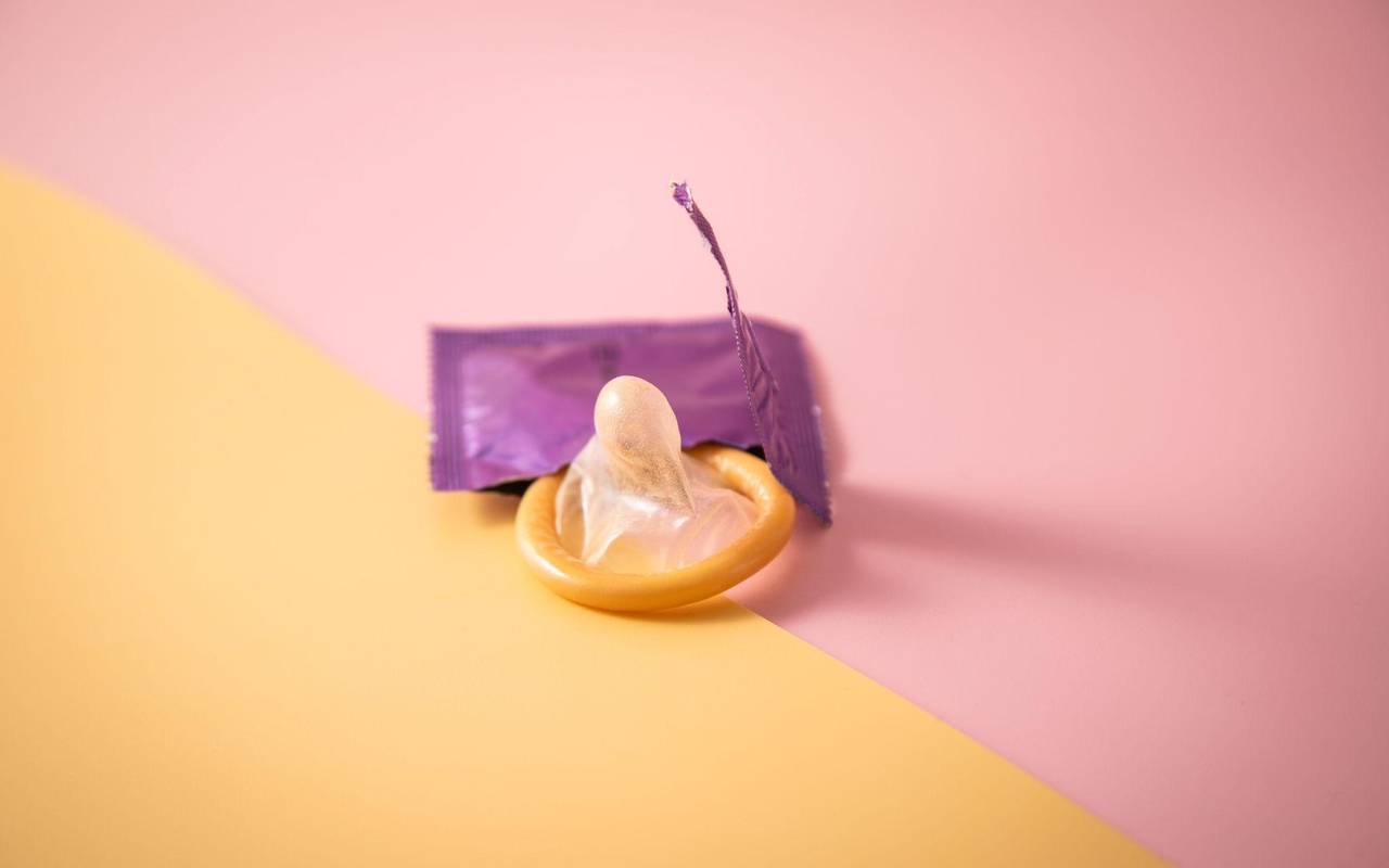 Kondom liegt auf einem Tisch