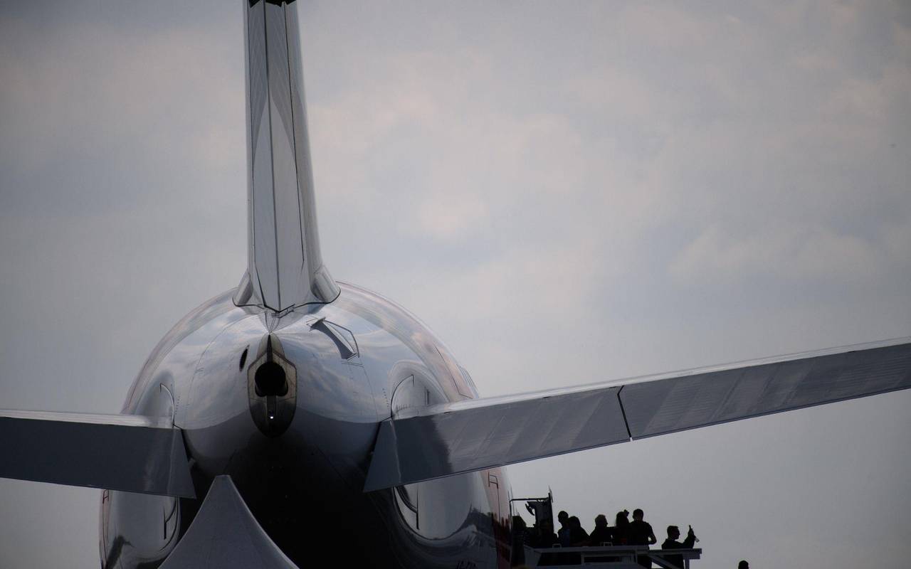 Besucher der ILA steigen in einen Airbus A380 ein