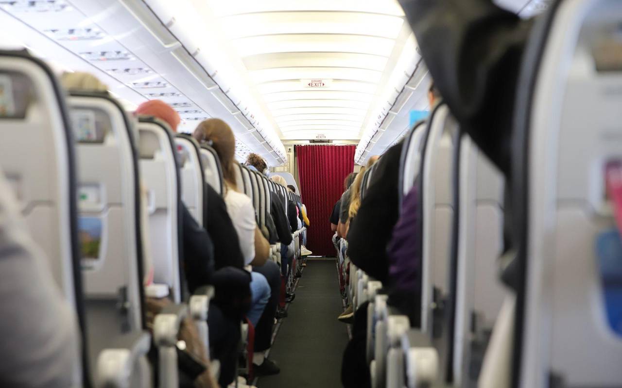 Blick in die Kabine eines Airbus A320 während des Fluges