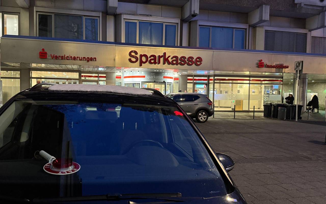 Polizei durchsucht Sparkasse nach Millionen-Coup
