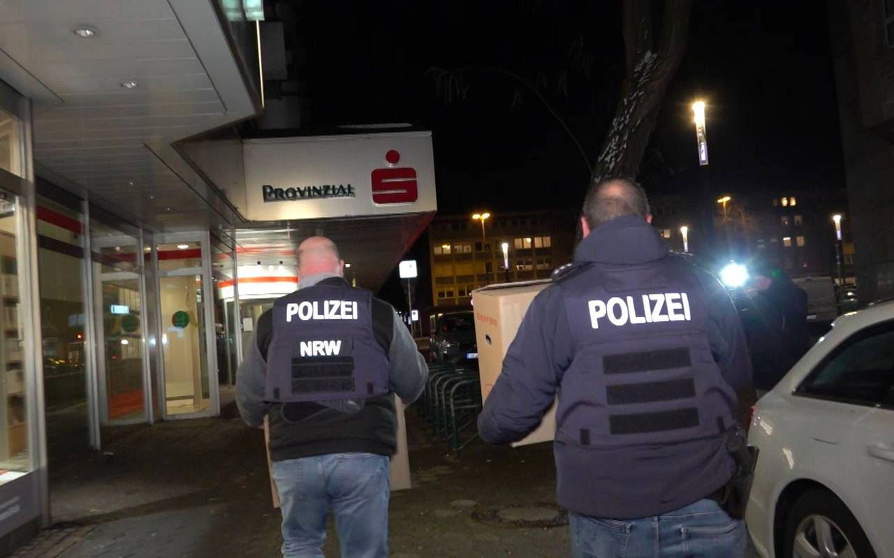 Polizei durchsucht Sparkasse nach Millionen-Coup