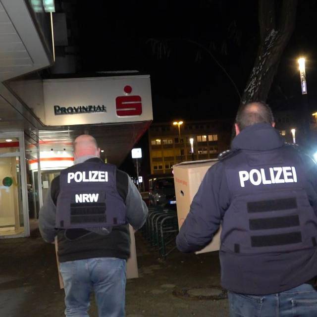 Polizei durchsucht Sparkasse nach Millionen-Coup