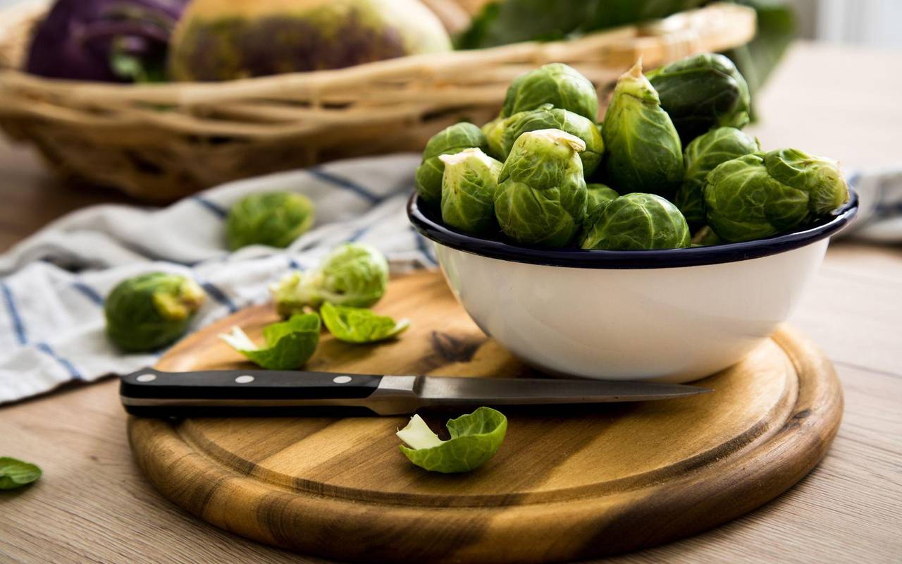 Rosenkohl liegt in einer Schüssel