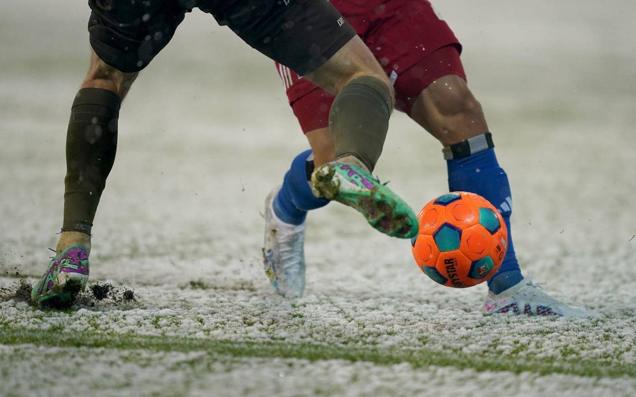 Fußballspielen im Schnee