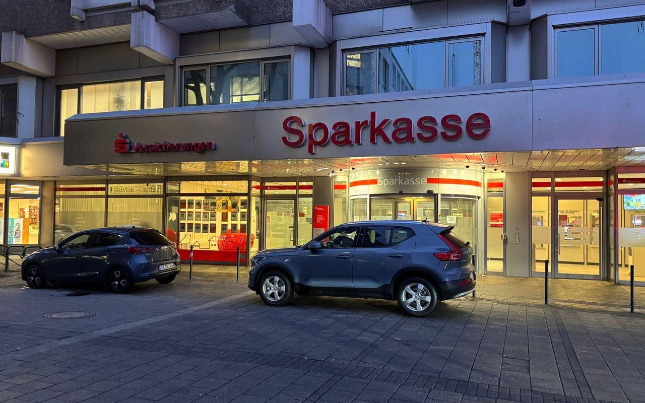 Polizei durchsucht Sparkasse nach Millionen-Coup
