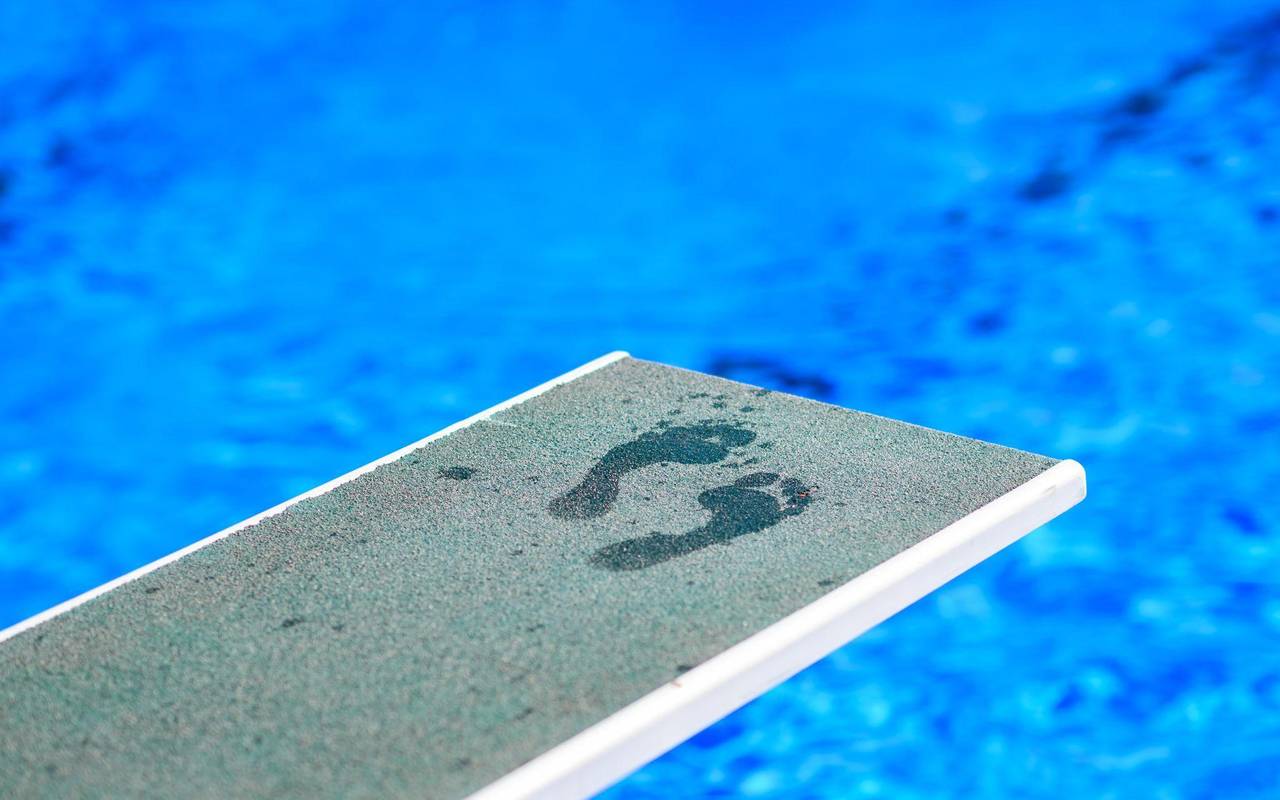 Fußabdrücke eines Badegastes auf einem Sprungbrett