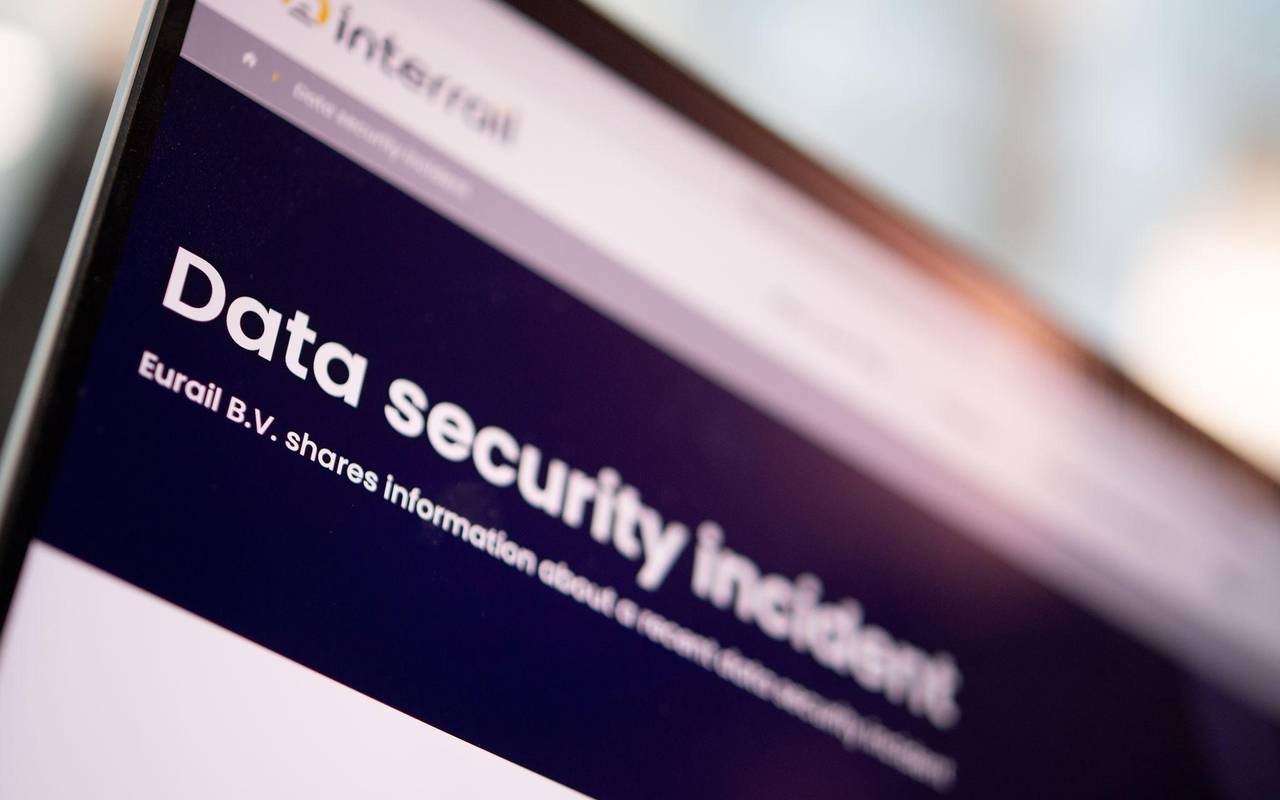 Auf Laptop ist ein Datenleck-Hinweis von Eurail zu sehen
