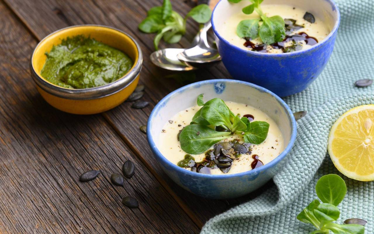 Pastinakensuppe mit Feldsalat-Pesto