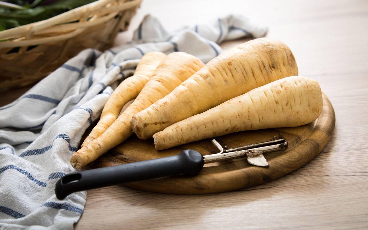 Pastinaken liegen auf einem Brett