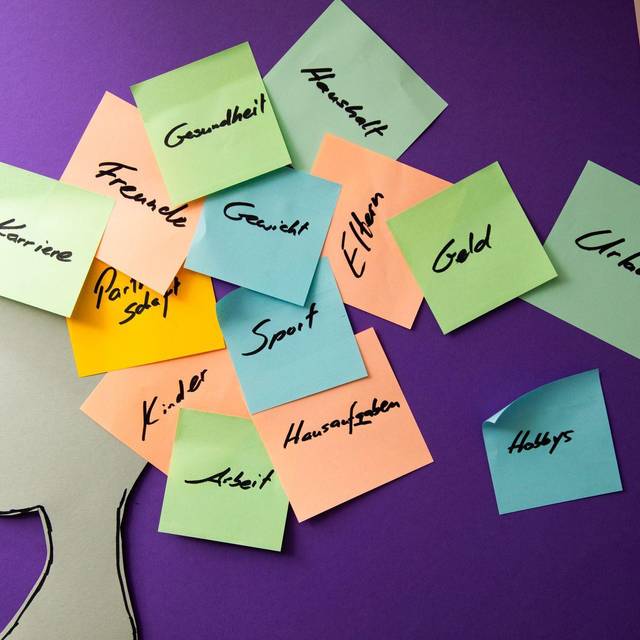 Eine Silhouette mit bunten Post-Its über dem Kopf