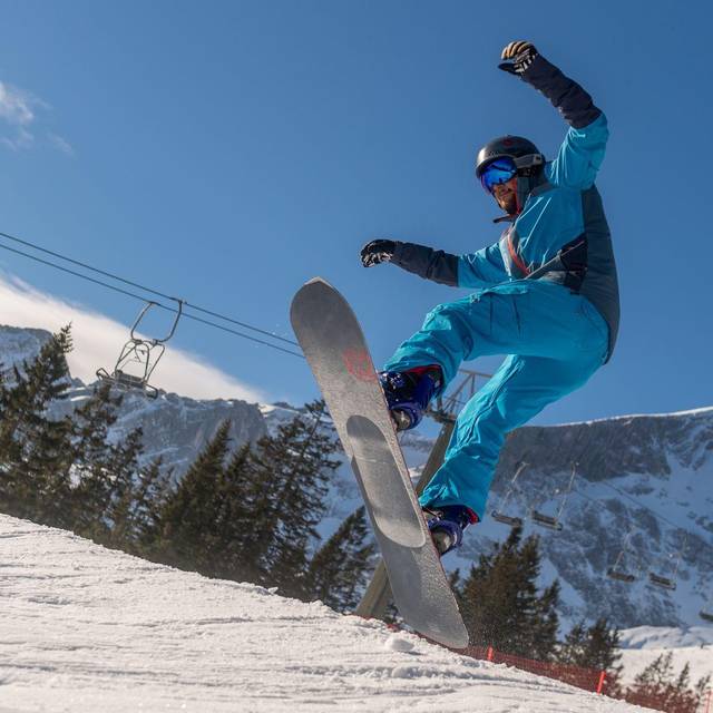 Snowboarder im Skigebiet Garmisch-Classic