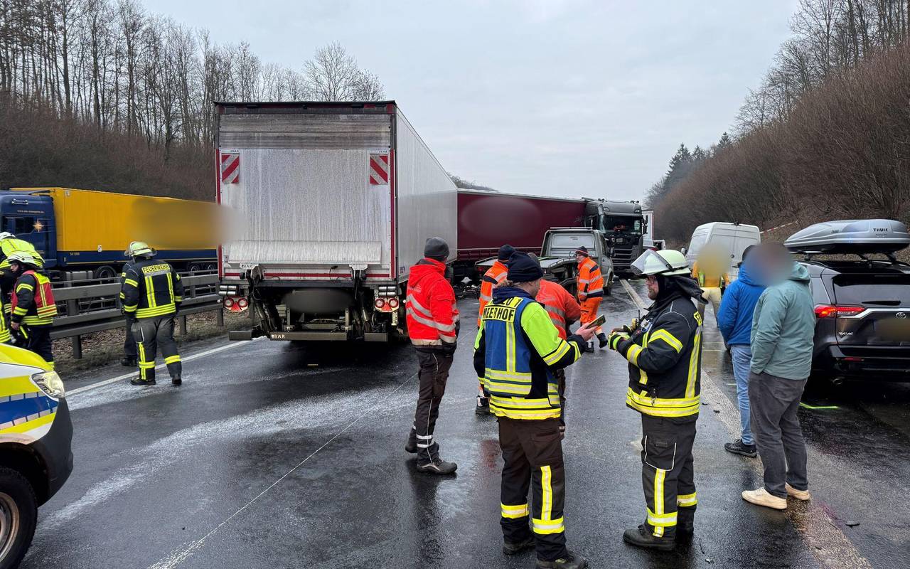 Unfallserie auf der A44 - Tote und Verletzte