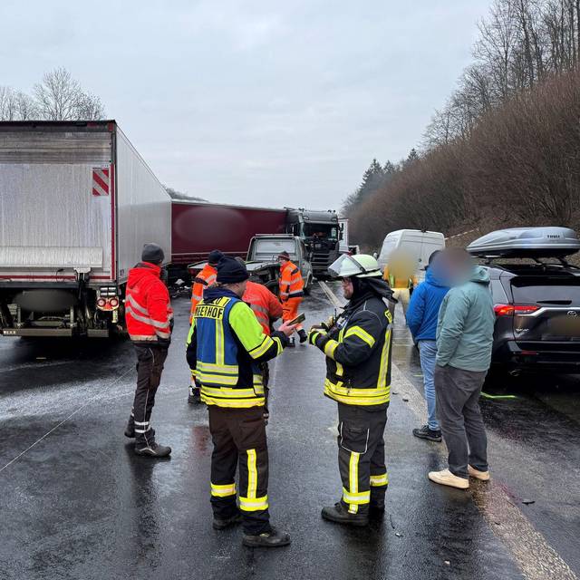 Unfallserie auf der A44 - Tote und Verletzte