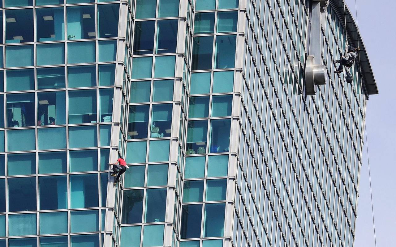 Freeclimber Honnold klettert auf Wolkenkratzer