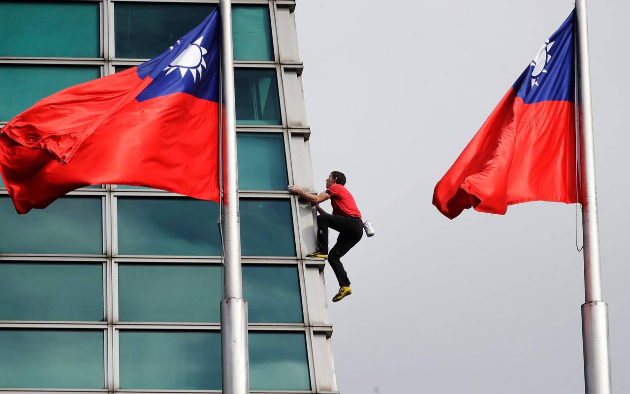 Freeclimber Honnold klettert auf Wolkenkratzer