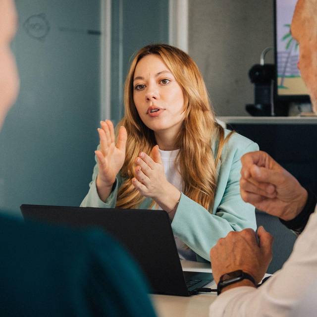 Eine Frau in einem Meeting