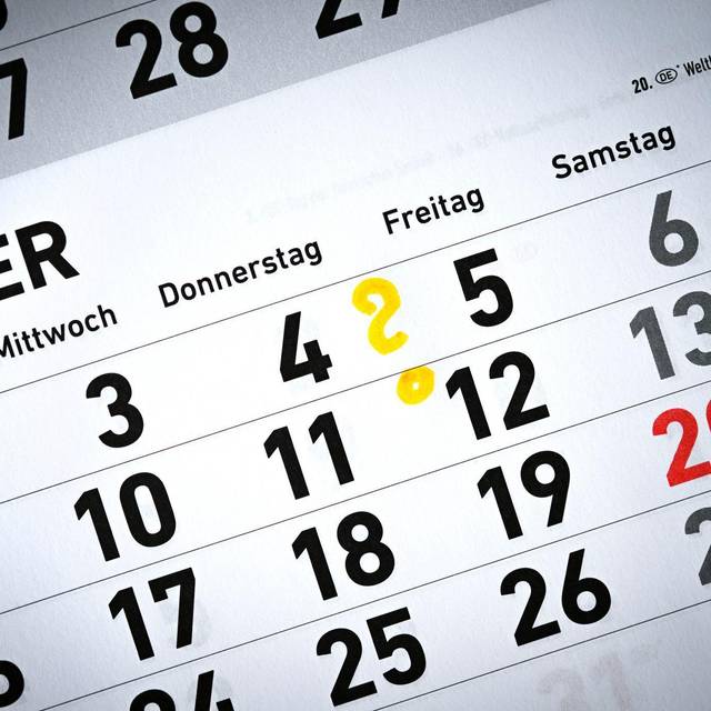 Ein Kalender liegt auf einem Tisch
