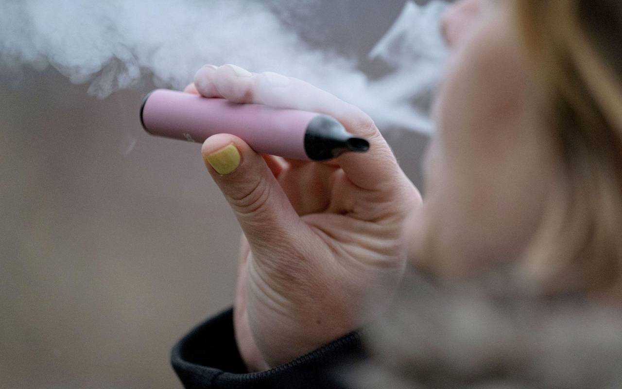 Frau raucht eine E-Zigarette