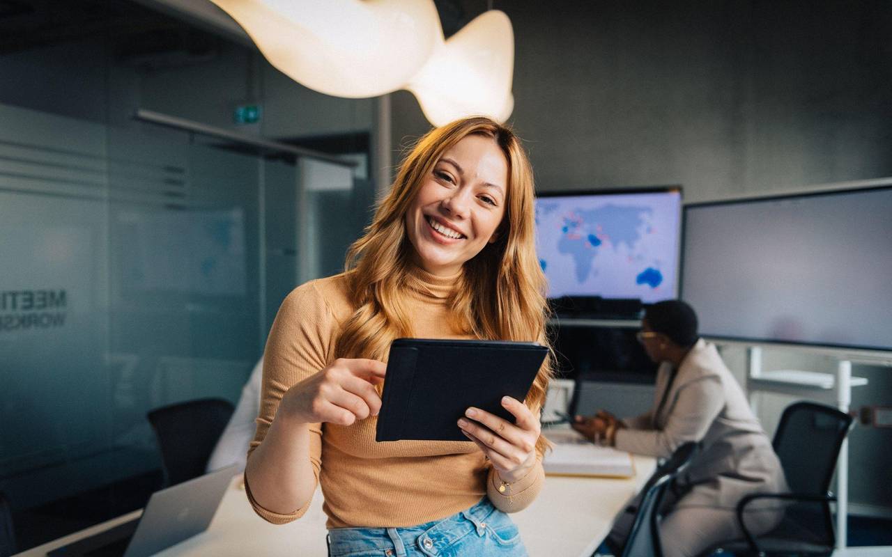 Frau mit Tablet