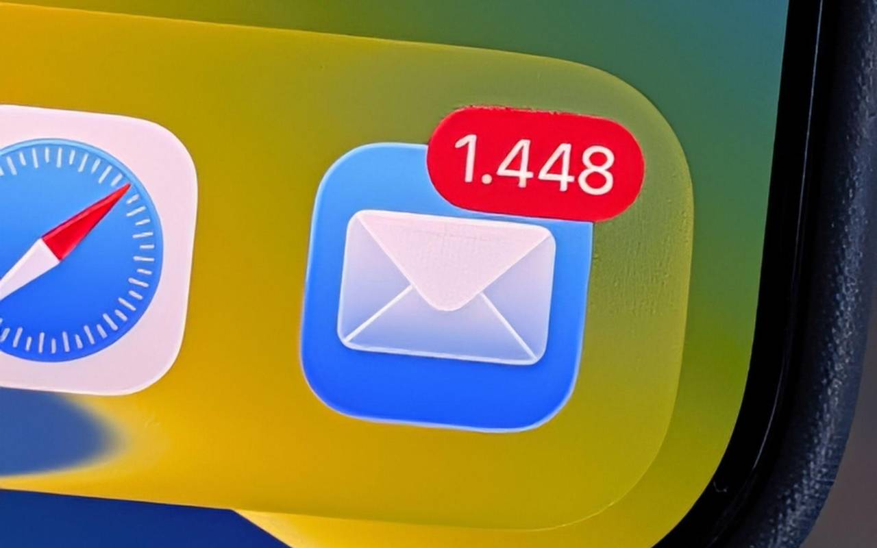 Eine E-Mail-App mit der Anzeige von 1.448 ungelesenen Mails