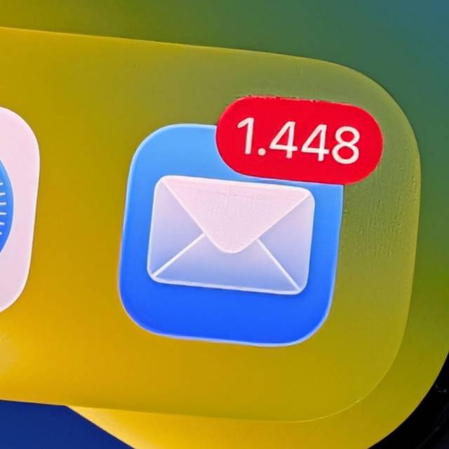 Eine E-Mail-App mit der Anzeige von 1.448 ungelesenen Mails