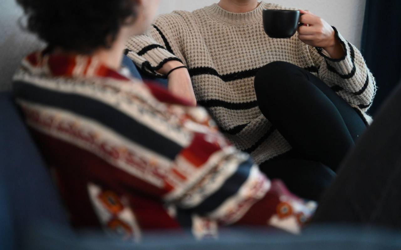 Zwei Frauen sitzen auf einem Sofa