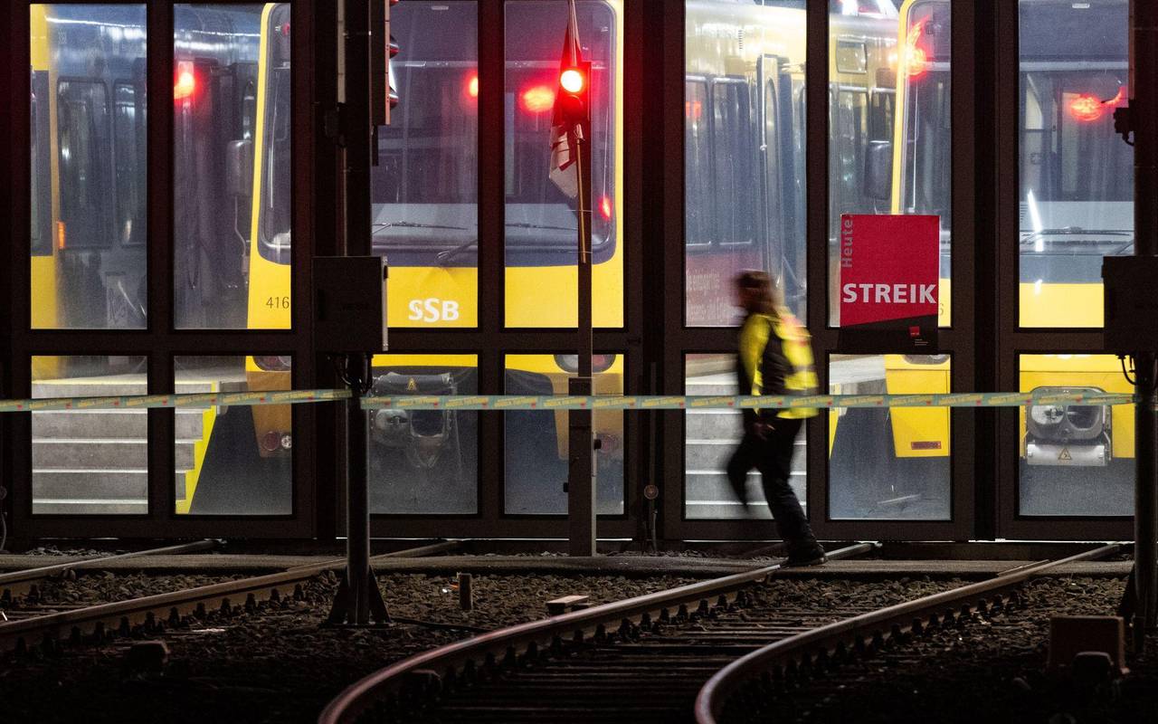 Eine Teilnehmerin eines Warnstreiks vor einem Stadtbahndepot