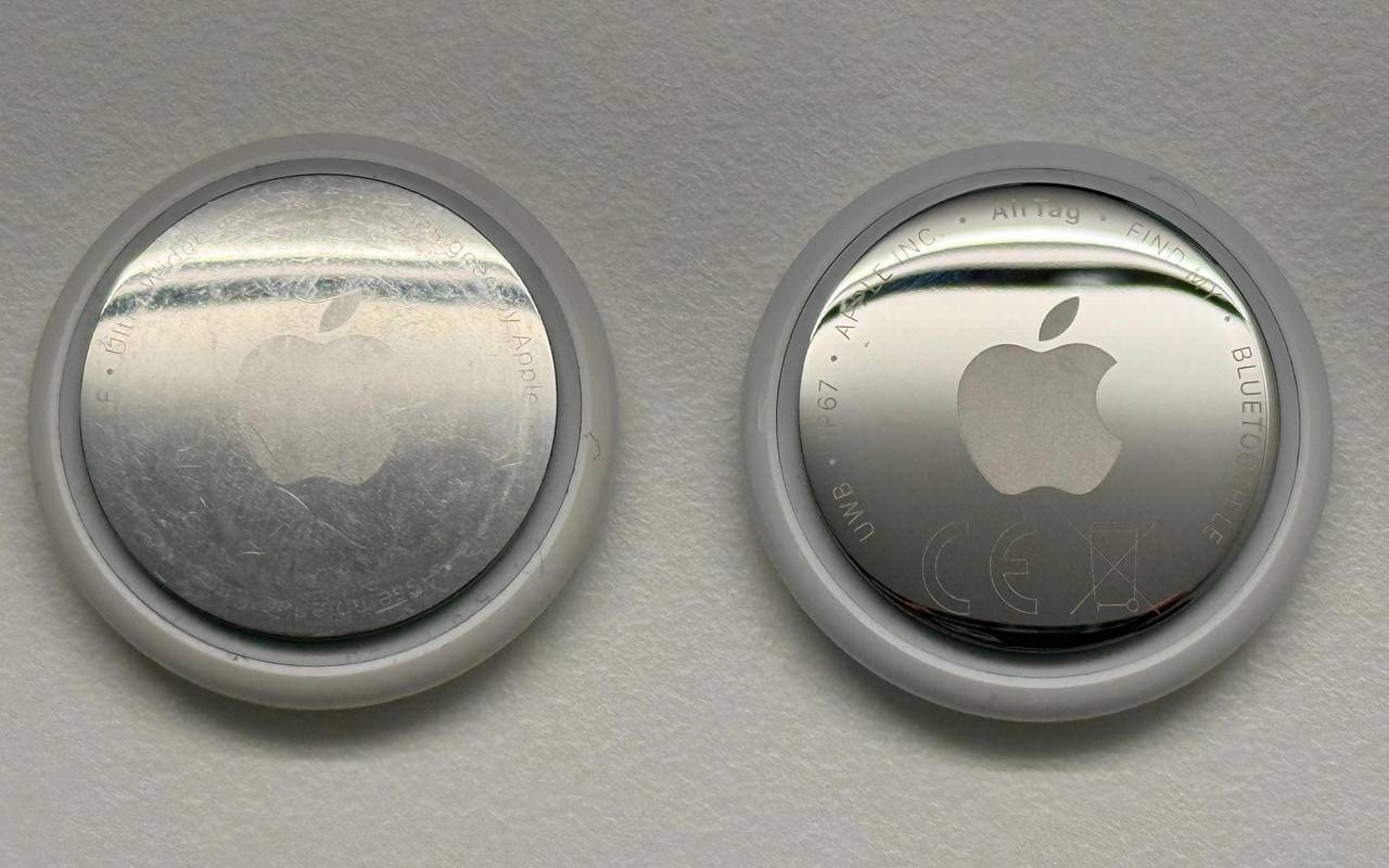 Airtags erster (l) und zweiter Generation liegen nebeneinander